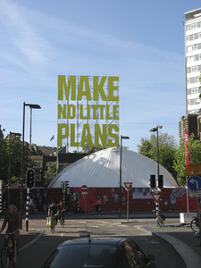 905319 Gezicht op de opbouw van het festival 'Make no little plans' op de Neude te Utrecht, vanuit de Voorstraat.